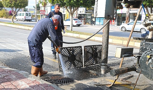 Büyükşehir Belediyesi yağmur sezonu öncesi mazgal temizliği çalışmalarını sürdürüyor